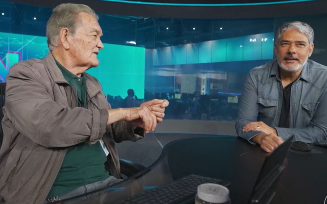 Imagem de Léo Batista e William Bonner na bancada do Jornal Nacional
