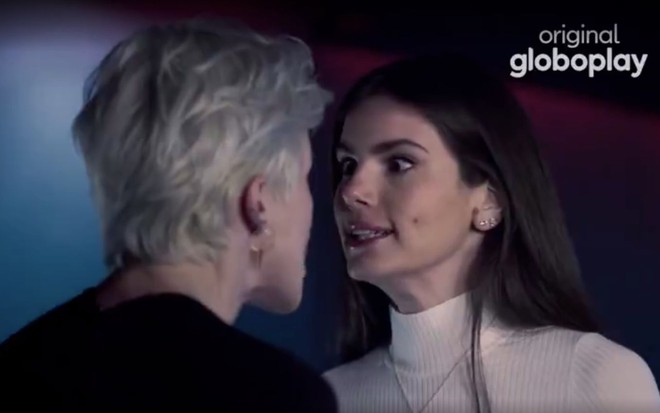 Cena de Verdades Secretas 2 com as personagens Giovanna (Agatha Moreira, de costas, à esquerda) e Angel (Camila Queiroz, de frente, à direita) brigando