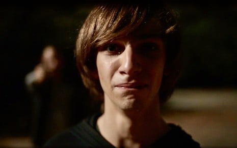 Antonio Haddad está com uma lágrima escorrendo em cena noturna da série Os Outros como o personagem Marcinho