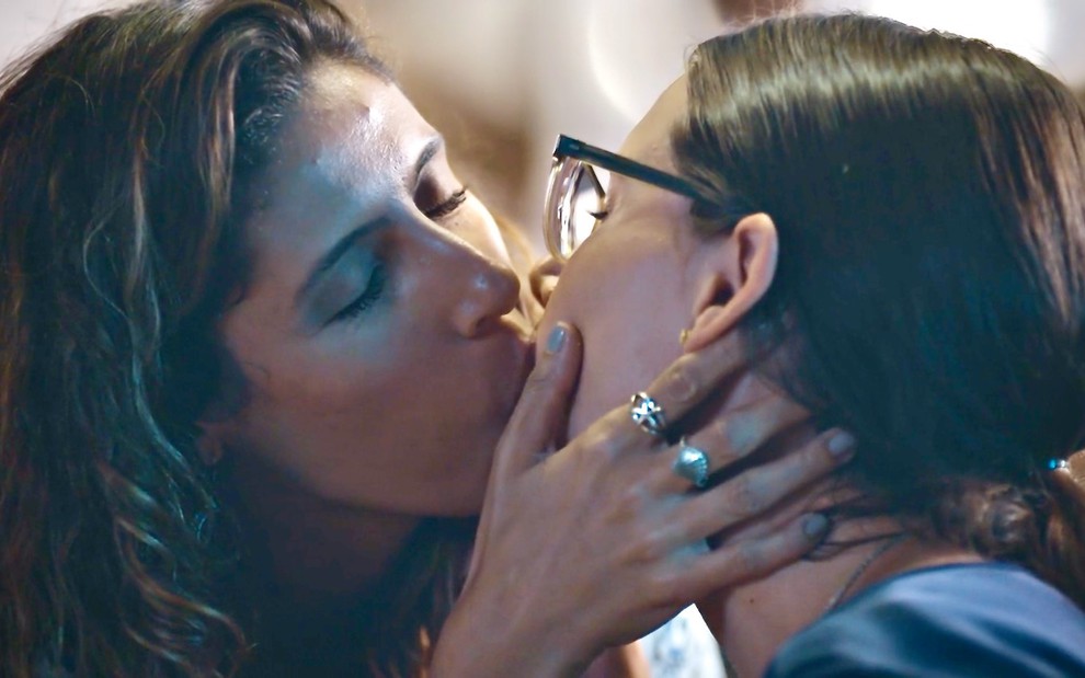 Camila Alves segura o rosto de Amanda Mittz durante gravação de cena de beijo em Todas as Flores, novela do Globoplay
