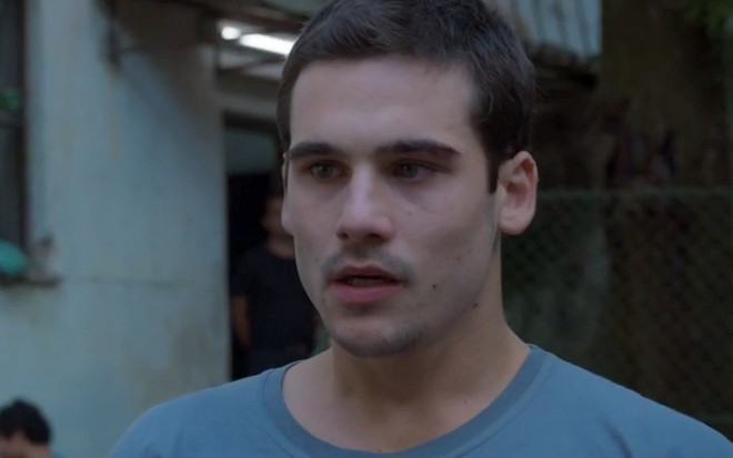 Nicolas Prattes em cena de Todas as Flores