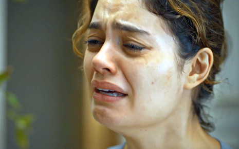 Maíra (Sophie Charlotte) chora descabelada em cena da primeira parte de Todas as Flores