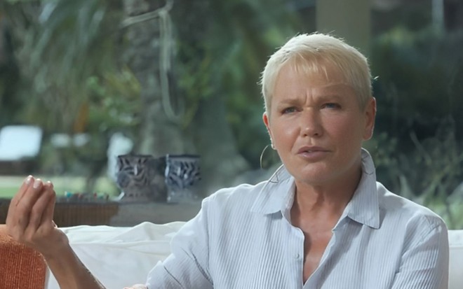 Xuxa Meneghel durante depoimento para o seu documentário