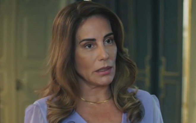 Gloria Pires com expressão séria em cena como Irene na novela Terra e Paixão