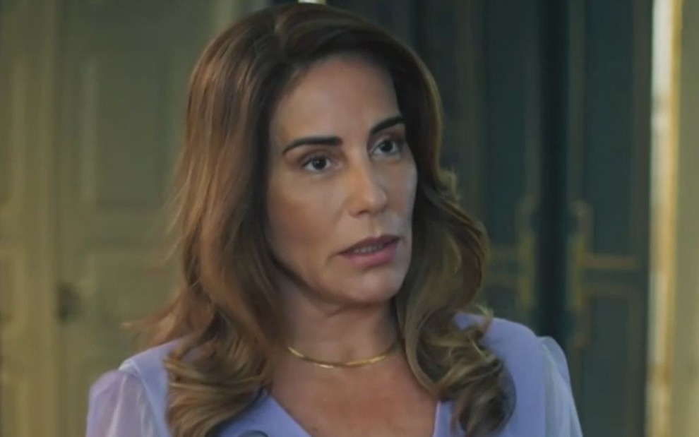 Gloria Pires com expressão séria em cena como Irene na novela Terra e Paixão