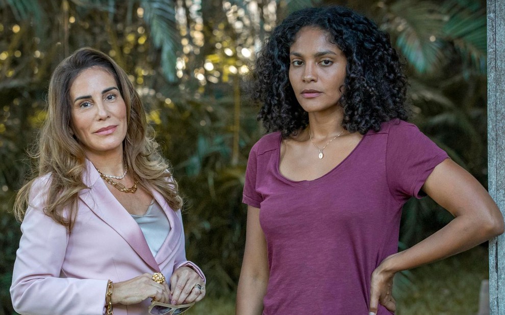 Irene (Gloria Pires) e Aline (Barbara Reis) posam com expressões sérias para foto de divulgação da novela Terra e Paixão