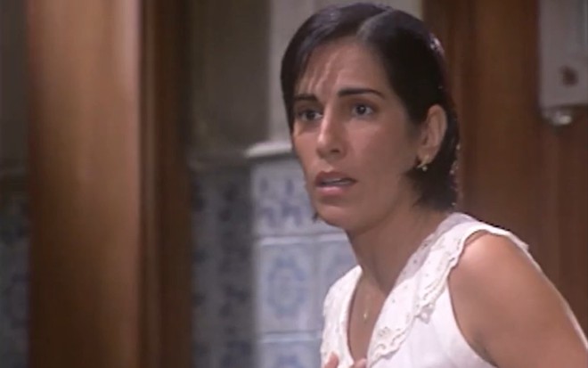 A atriz Gloria Pires com expressão assustada em cena de O Rei do Gado
