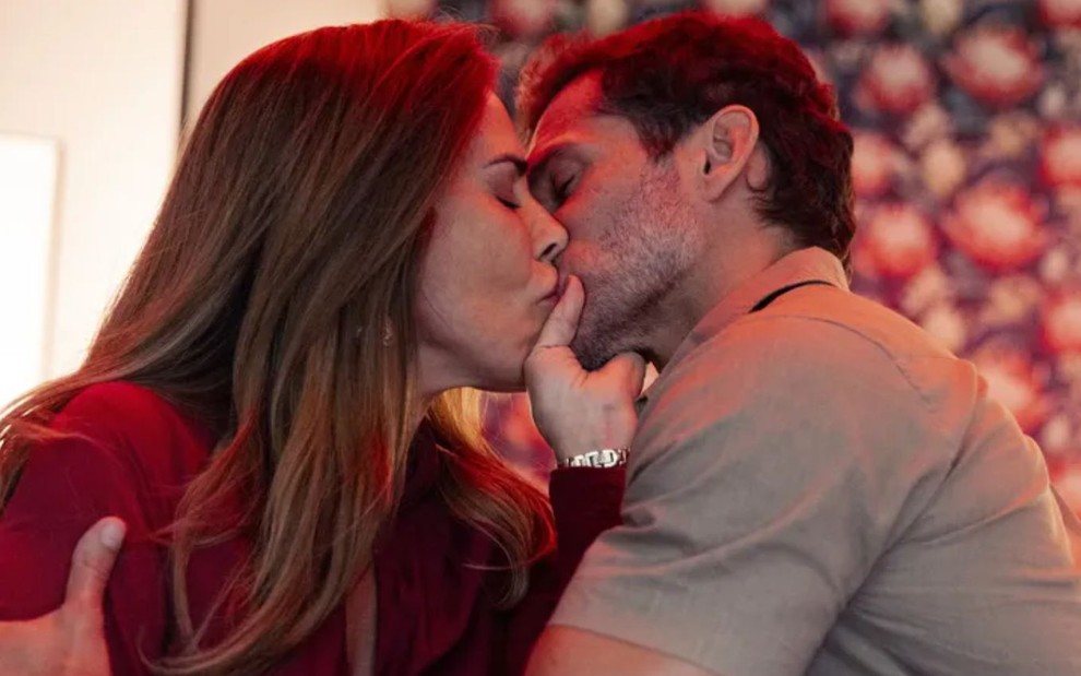 Irene (Gloria Pires) beija Vinícius (Paulo Rocha) em cena da novela Terra e Paixão