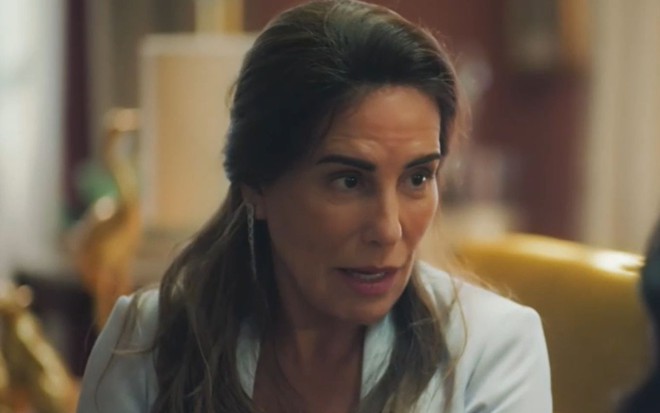 Gloria Pires com expressão preocupada em cena como Irene na novela Terra e Paixão