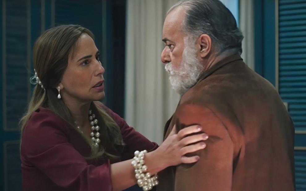 Irene (Gloria Pires) segura Antônio (Tony Ramos) pelo braço em cena da novela Terra e Paixão