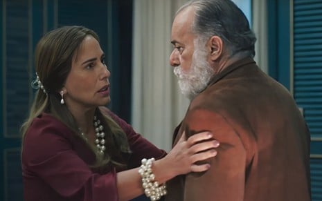 Irene (Gloria Pires) segura Antônio (Tony Ramos) pelo braço em cena da novela Terra e Paixão
