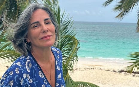 Gloria Pires posa em frente ao mar das Bahamas em foto publicada no Instagram da atriz