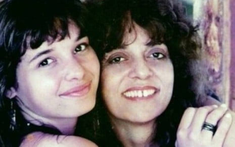 Gloria Perez surge abraçada à filha, Daniella Perez