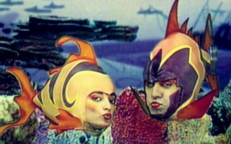 Os atores Gisela Arantes e Carlos Mariano caracterizados como peixes no Glub Glub, da Cultura