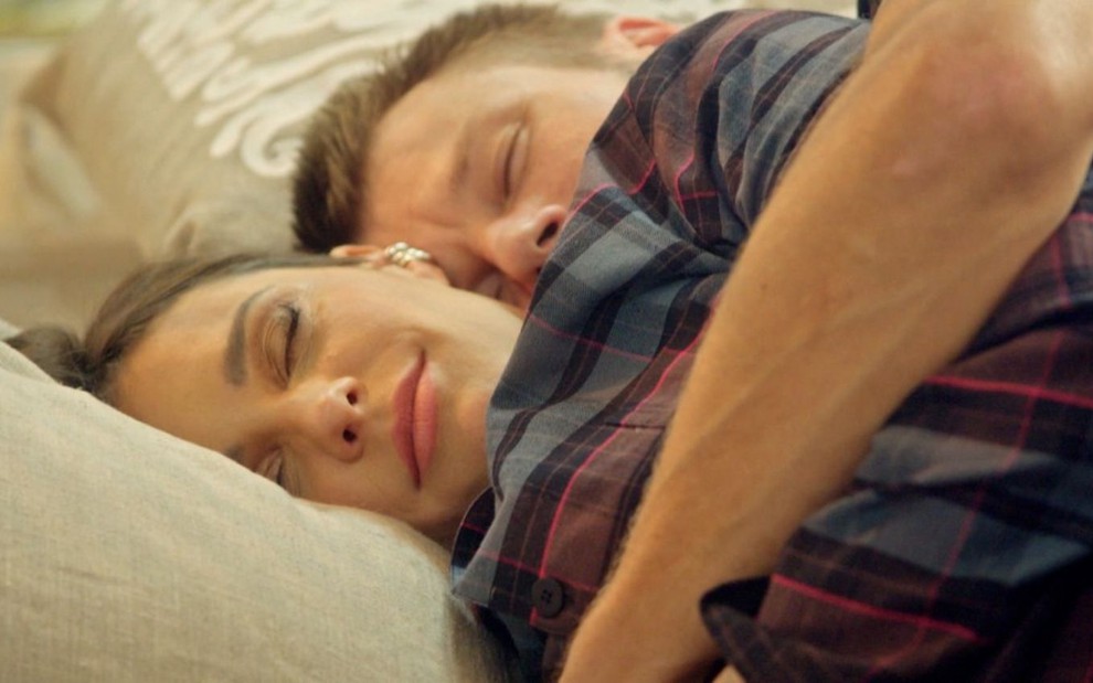 O casal de apresentadores Fernanda Lima e Rodrigo Hilbert dormem abraçados no programa Bem Juntinhos, do canal GNT