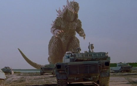 Tanques de guerra cercando o monstro em cena de Godzilla 2000
