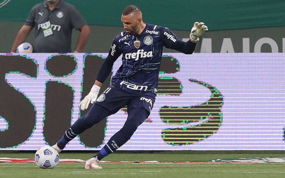 Foto do goleiro Weverton, do Palmeiras, chutando uma bola