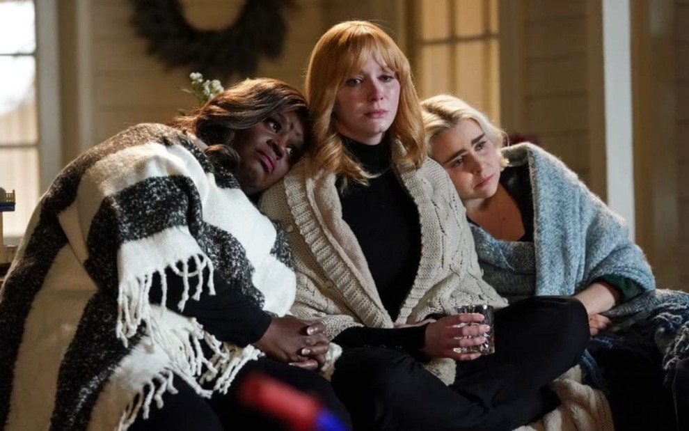 Retta, Christina Hendricks e Mae Whitman encostadas em cena de Good Girls