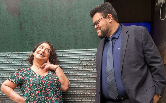 A atriz Grace Gianoukas olha para Babu Santana; eles estão caracterizados como Ermelinda e Nanico de Salve-se Quem Puder