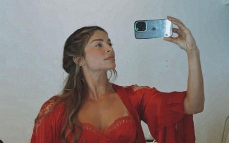 A atriz Grazi Massafera tira foto com figurino de época no espelho