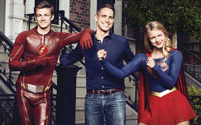 Grant Gustin, Greg Berlanti e Melissa Benoist e foto de divulgação do primeiro crossover entre Flash e Supergirl