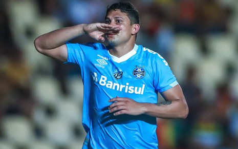 Elkeson, do Grêmio, veste uniforme azul claro com detalhes brancos e comemora gol feito