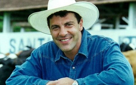 O ator Gerson Brenner com chapéu e camisa jeans em bastidores de novela