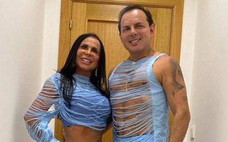 Gretchen e Esdras de Souza usando roupa azul decotada