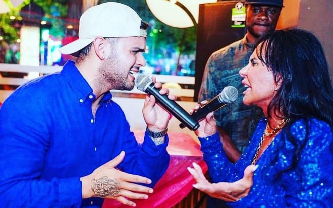 Gretchen e seu filho, Gabriel Miranda, cantam em apresentação