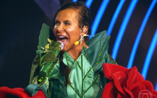 A cantora Gretchen no The Masked Singer Brasil com fantasia de rosa