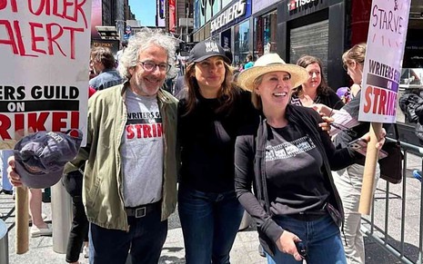 Mariska Hargitay posa entre roteiristas de SVU durante protesto da greve em Nova York