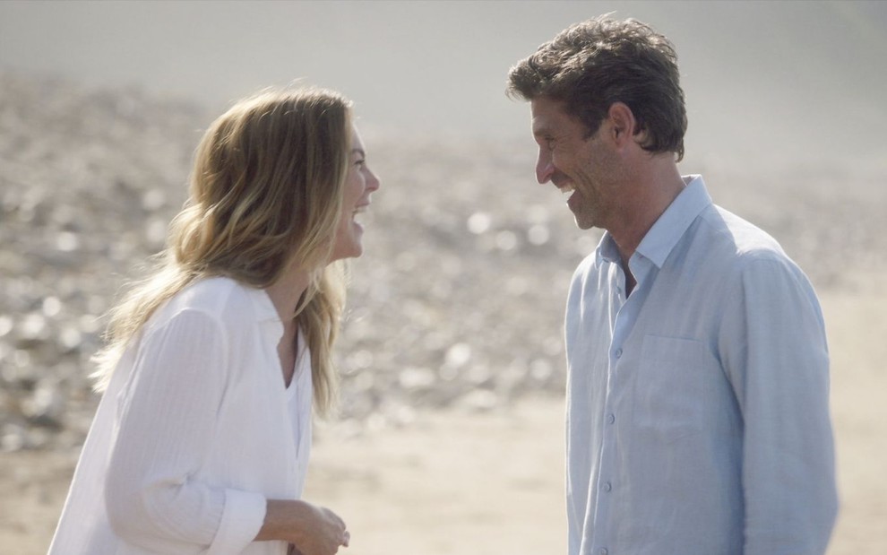 Ellen Pompeo e Patrick Dempsey conversam na praia em cena da 17ª temporada de Grey's Anatomy
