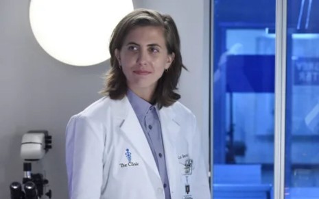 E.R. Fightmaster em cena da 18ª temporada de Grey's Anatomy