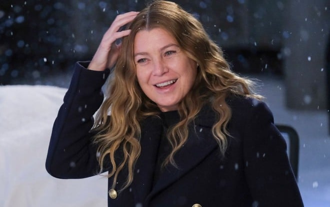 Meredith Grey (Ellen Pompeo) sorridente em cena da série Grey's Anatomy