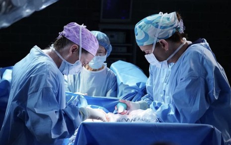 Ellen Pompeo e Kate Walsh operam em cena da 18ª temporada de Grey's Anatomy