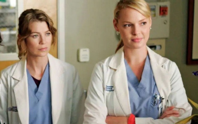 Ellen Pompeo e Katherine Heigl em cena de Grey's Anatomy
