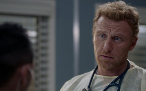Imagem de Owen Hunt, interpretado por Kevin McKidd, conversando com paciente durante cena de Grey's Anatomy