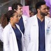 Imagem de Beto Skubs junto com os atores Kelly McCreary e Anthony Hill em cena de Grey's Anatomy