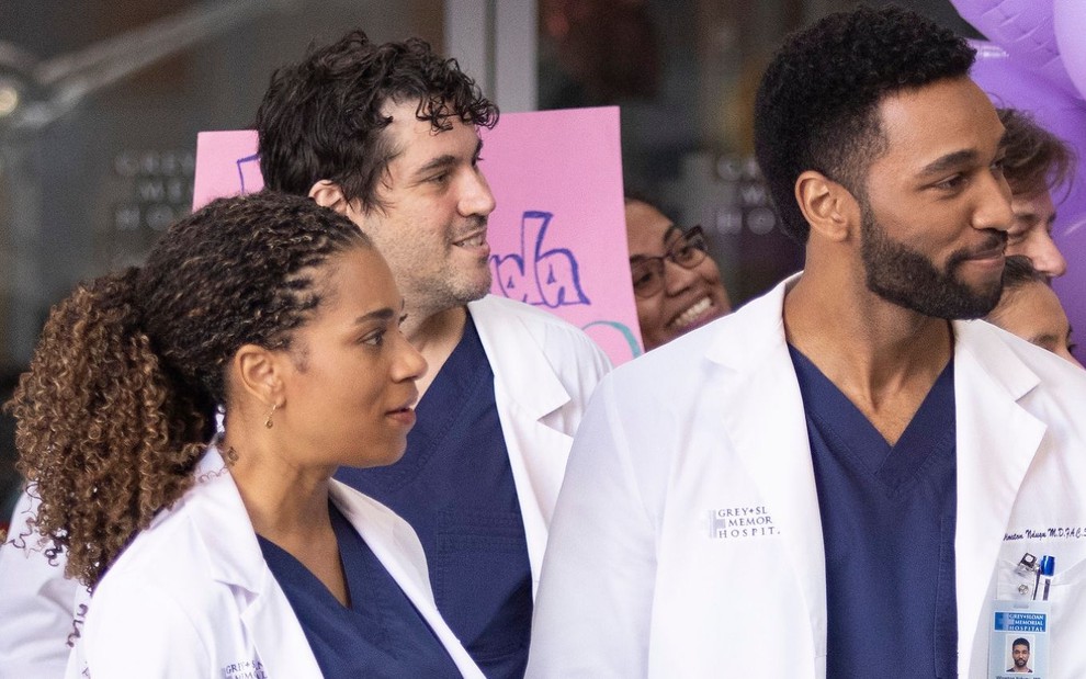 Imagem de Beto Skubs junto com os atores Kelly McCreary e Anthony Hill em cena de Grey's Anatomy