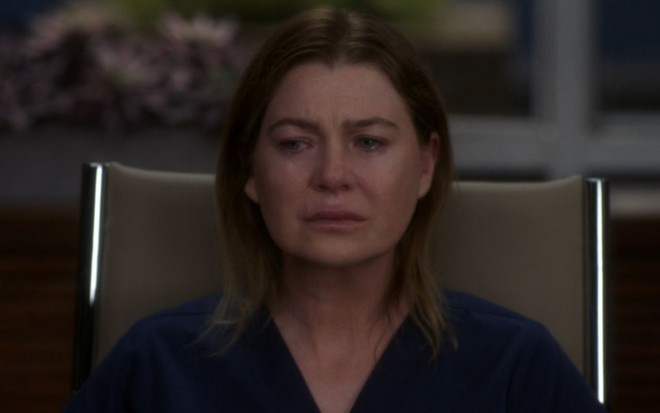 Imagem de Ellen Pompeo chorando como a personagem Meredith Grey em Grey's Anatomy