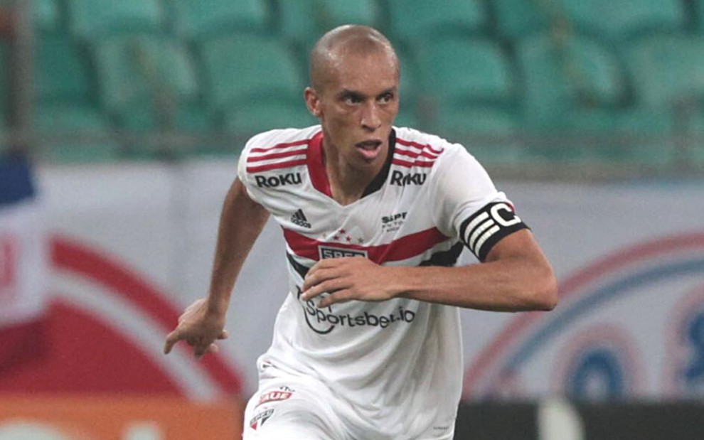 Miranda corre em jogo do São Paulo; ele está com camisa branca