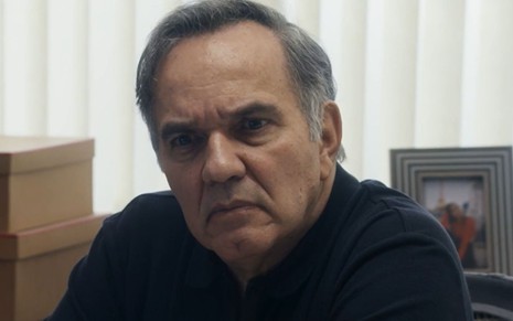 Humberto Martins com expressão séria em cena como Guerra na novela Travessia