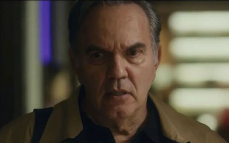 Em cena de Travessia, Humberto Martins está com a expressão de raiva, olhando para alguém