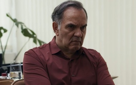 O ator Humberto Martins com expressão séria em cena de Travessia