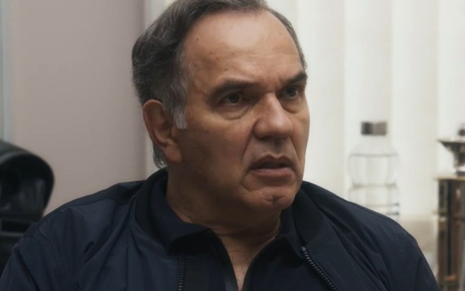 Humberto Martins com expressão séria em cena como Guerra na novela Travessia