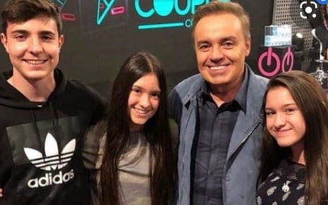 João Augusto, Marina, Gugu e Sofia Liberato sorridentes e abraçados no estúdio do Power Couple Brasil, da Record