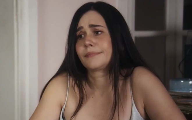 Alessandra Negrini com expressão séria em cena como Guida na novela Travessia