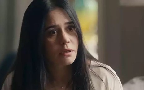 Em cena de Travessia, Alessandra Negrini está falando com alguém com expressão de choro