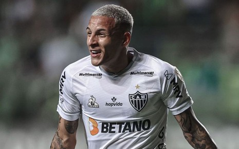 Guilherme Arana, do Atlético-MG, comemora gol pelo clube usando uniforme inteiro branco