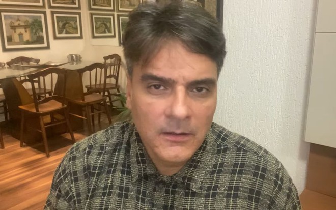 Imagem de Guilherme de Pádua de camisa xadrez